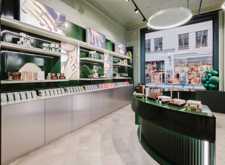 2025-12-15 SWITCH NAILS 73B_med-12