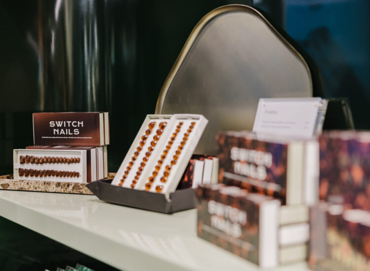 2025-12-15 SWITCH NAILS 73B_med-175