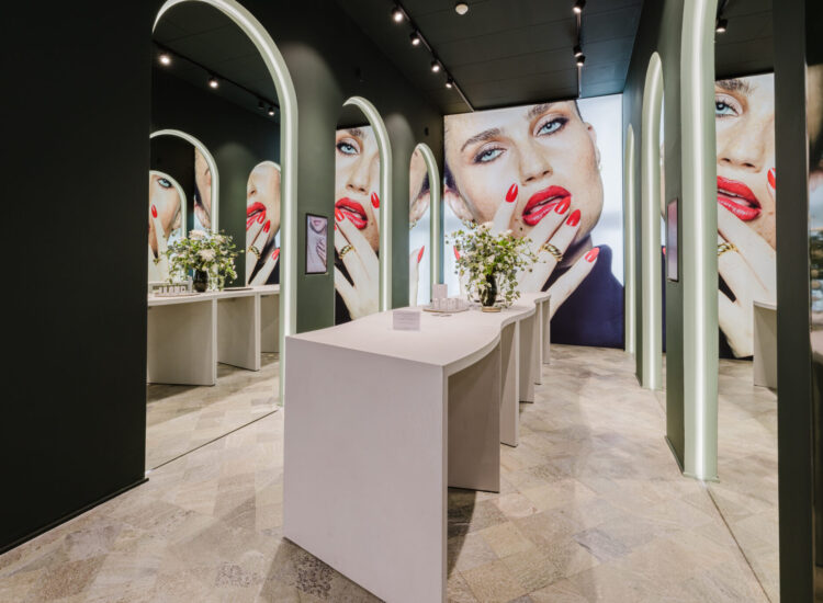 2025-12-15 SWITCH NAILS 73B_med-20