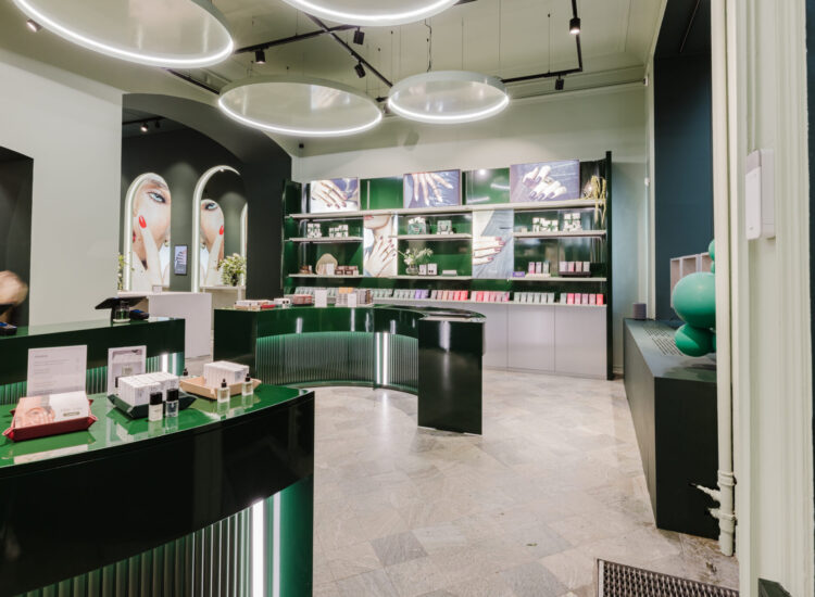 2025-12-15 SWITCH NAILS 73B_med-55