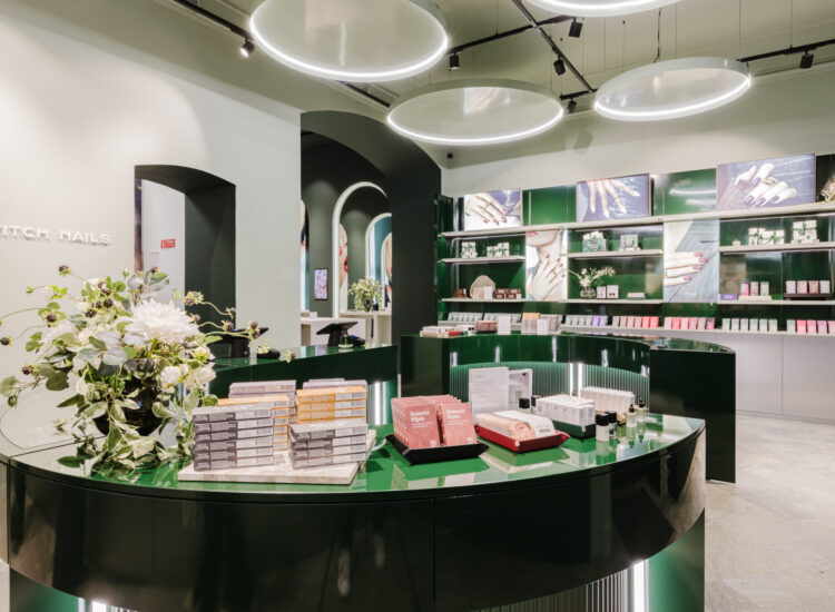 2025-12-15 SWITCH NAILS 73B_med-59