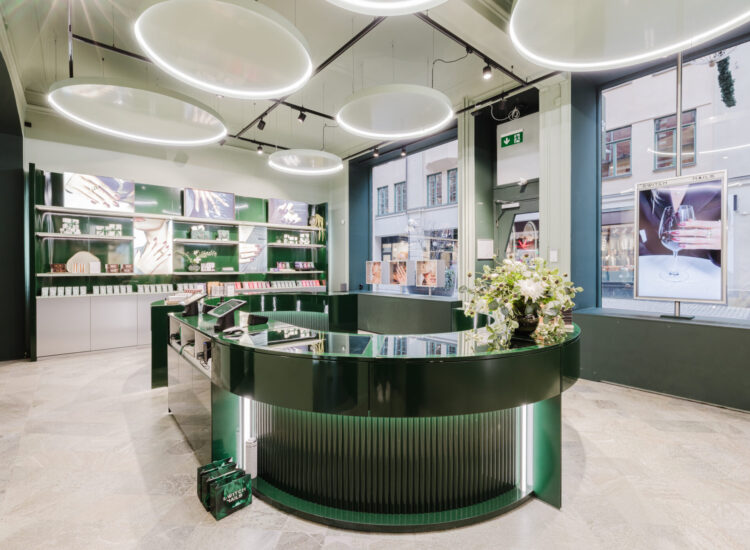 2025-12-15 SWITCH NAILS 73B_med-65