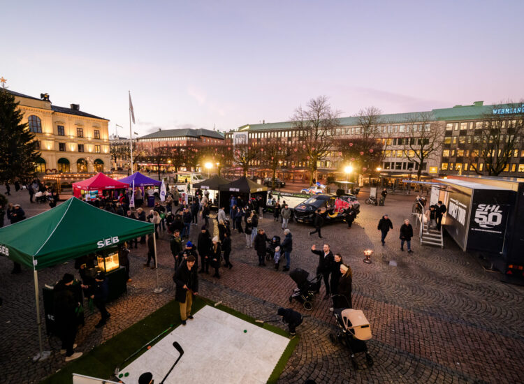 251219 Deltagare under SHL Impact tour p&aring; stora torget den 19 december 2025 i Karlstad. Foto: Fredrik Karlsson / BILDBYR&Aring;N / COP 185 / FK0431
