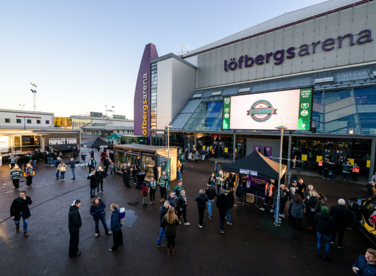 251220 Impact tour bes&ouml;ker Karlstad och L&ouml;fbergs Arena inf&ouml;r ishockeymatchen i SHL mellan F&auml;rjestad och R&ouml;gle den 20 december 2025 i Karlstad. Foto: Fredrik Karlsson / BILDBYR&Aring;N / COP 185 / FK0432