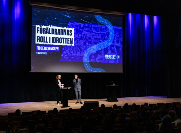 260219 Moderator Anna Laurell Nash, Verksamhetschef, Center for Sports and Business, Handelsh&ouml;gskolan Stockholm och Fidde Rosengren, Tennisprofil under SHL Impact Tour den 19 februari 2026 i V&auml;xj&ouml;. Foto: Jonas Ljungdahl / BILDBYR&Aring;N / COP 144 / JO0359